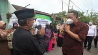 Pelaksana Tugas (Plt) Wali Kota Surabaya Whisnu Sakti Buana saat menyambut kedatangan jenazah  Fadly Satrianto yang menjadi korban Sriwijaya Air. (Dian Kurniawan/Liputan6.com)