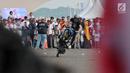 Freestyler melakukan atraksi freestyle sepeda motor saat memeriahkan Festival Damai Millenial Road Safety di Monas, Jakarta, Minggu (23/6/2019). Festival ini menyosialisasikan disiplin berlalu lintas serta merajut persatuan dan kesatuan, khususnya generasi millienial. (merdeka.com/Iqbal Nugroho)