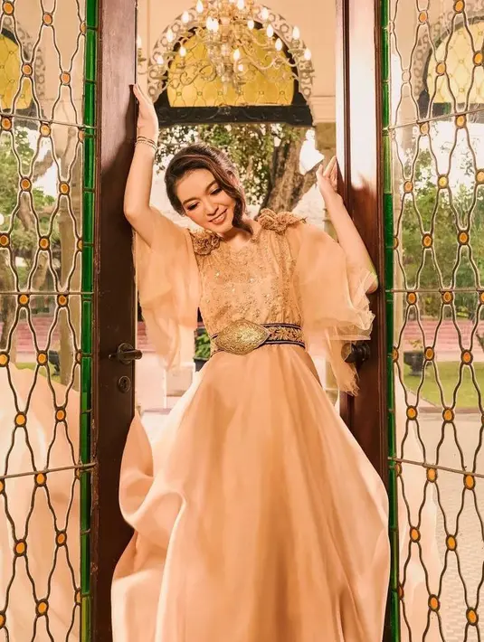 Banyak yang menyebut paras Selvi di pemotretan kali ini mirip Raline Shah hingga Najwa Shihab. (Instagram/riomotret).