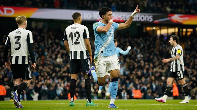 Pemain Manchester City Omar Marmoush merayakan gol yang dicetaknya pada laga semifinal Carabao Cup/Piala Liga Inggris antara Man City vs Newcastle