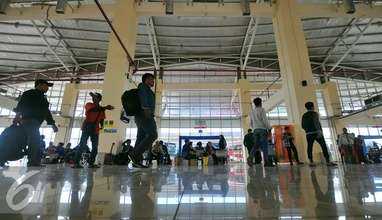 Sejumlah penumpang menunggu keberangkatan di terminal terpadu Pulo Gebang, Jakarta, Selasa (27/12). Rencananya, pada 28 Desember nanti, terminal ini akan diresmikan. (Liputan6.com/Angga Yuniar)