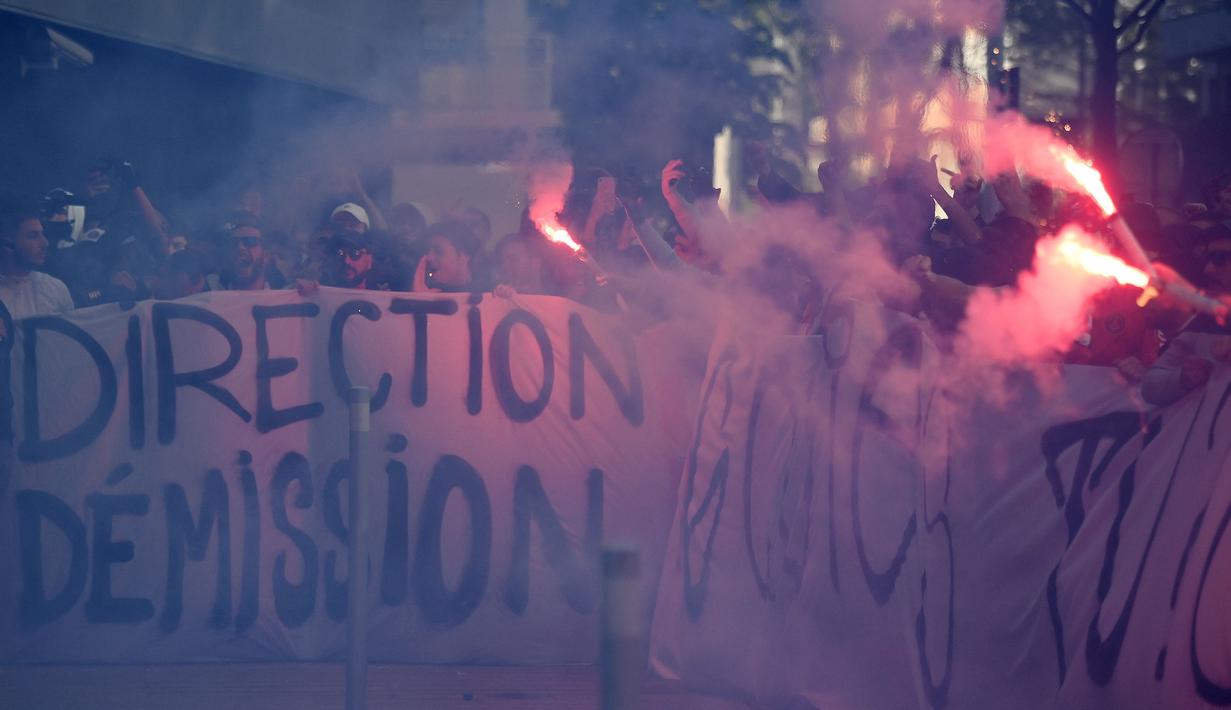 Sekelompok pendukung PSG melakukan aksi demo yang berlangsung di luar kantor klub pada Rabu (3/5/2023) waktu setempat. Salah satu sasaran aksi ini adalah meminta Lionel Messi, Marco Veratti, dan Neymar untuk hengkang dari klub. Messi saat ini tengah menjalani masa hukuman di PSG setelah bintang Timnas Argentina tersebut mangkir latihan dan pergi ke Arab Saudi tanpa persetujuan klub. (AFP/Franck Fife)