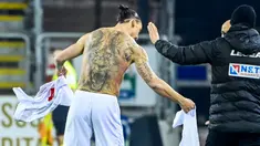 Striker AC Milan, Zlatan Ibrahimovic, menukar jersey saat melawan Cagliari pada laga Liga Italia di Sardegna Arena, Senin (19/1/2021). AC Milan menang dengan skor 2-0. (AFP/Alberto Pizzoli)