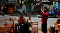 Perajin menata hasil kerajinan dari rotan di kawasan Tangerang, Banten, Rabu (17/2). Pandemi corona memukul banyak sektor usaha tak terkecuali UMKM akibat adanya pembatasan aktivitas masyarakat yang membuat omzet penjualan kerajinan rotan menurun. (Liputan6.com/Angga Yuniar)