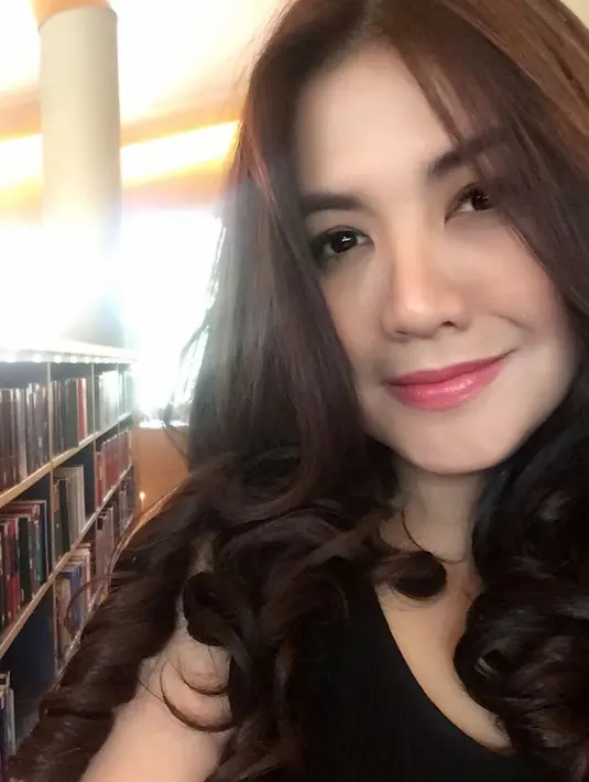 Masih dalam keterangan fotonya, mantan istri Sony Lawlani itu mengaku tak bisa membendung air mata ketika berhadapan dan mendengarkan ucapannya. [Instagram/perempuanpanggung]