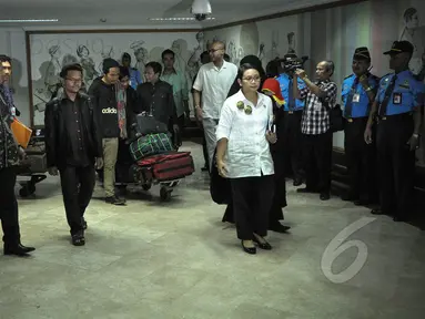 Menteri Luar Negeri Retno LP Marsudi saat menerima kedatangan ratusan WNI dari Yaman di Bandara Soekarno Hatta,Tangerang, Minggu (5/4/2015). Sebanyak 110 dari 262 WNI yang dievakuasi dari Yaman ini merupakan gelombang pertama. (Liputan6.com/Faizal Fanani)