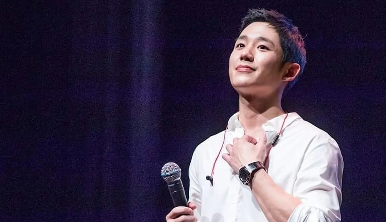 Setelah bermain dalam Bride of the Century nama Jung Hae In pelan-pelan naik dan ia membintangi sejumlah drama. Namanya semakin dikenal publik setelah ia bermain dalam While You Were Sleeping. (Foto: instagram.com/holyhaein)