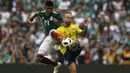 Aksi pemain Meksiko, Jesus Gallardo (kiri) berebut bola dengan pemain Skotlandia, Johnny Russell pada laga uji coba di Azteca Stadium, Meksiko City, (2/6/2018). Meksiko menang 1-0. (AP/Rebecca Blackwell)