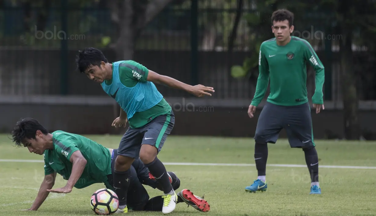 Pemain Timnas Indonesia, Muhammad Arfan, berebut bola dengan Hanif Sjahbandi saat latihan di Lapangan ABC Senayan, Jakarta, Senin (15/1/2018). Pemusatan latihan ini dilakukan jelang Asian Games 2018. (Bola.com/Vitalis Yogi Trisna)
