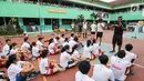 Pelatih memberi arahan pada program coaching clinic dan NBA Cares yang digelar Jr. NBA Indonesia di SMAN 82 Jakarta, Kamis (28/9). Jr. NBA Indonesia yang diluncurkan sejak tahun 2014, telah menjangkau lebih dari 16,5 juta anak laki-laki dan perempuan di tanah air. (Liputan6.com/Fery Pradolo)