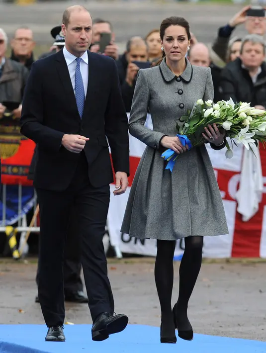 Pangeran William dan Kate Middleton mendatangi lokasi jatuhnya helikopter di luar Stadion King Power, Leicester, Rabu (28/11). William dan Kate memberikan penghormatan kepada korban tewas dalam kecelakaan helikopter pada 27 Oktober 2018. (AP/Rui Vieira)