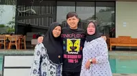 Jirayut Pamer Kehangatan Bareng Ibu Kandung dan Ibu Tiri, Akur Banget!
