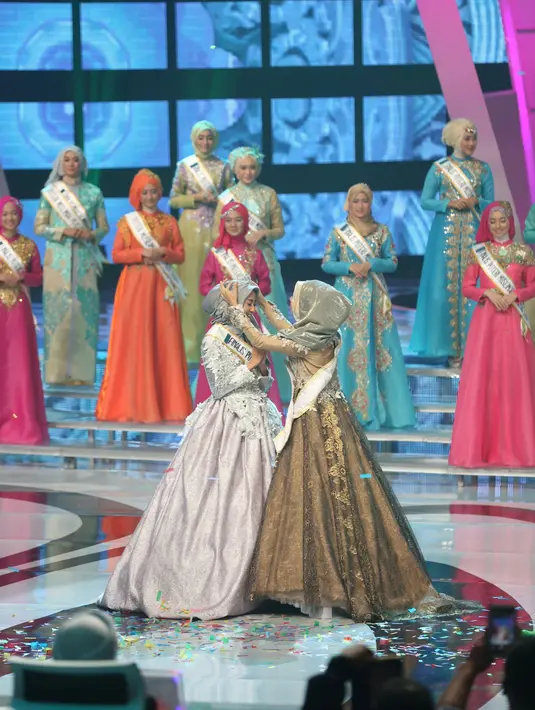 Sari tiada hentinya panjatkan rasa puji syukur atas kemenangannya di ajang Puteri Muslimah 2016. (Andy Masela/Bintang.com)