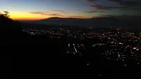 Pemandangan sunrise dari Bukit Paralayang, Batu