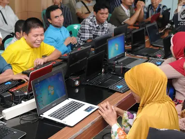 Suasana saat para penyandang tunanetra belajar mengoperasikan komputer di Makfufin Raudlatul, Serpong, Tangerang Selatan, Banten (3/5). Komputer yang digunakan dilengkapi software bicara bahasa Indonesia. (Merdeka.com/Arie Basuki)