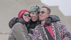 Atta Halilintar memang sosok anak yang sangat dekat dengan kedua orang tua, Lenggogeni Faruk dan Asmid Halilintar. Seperti saat momen liburan ke Uzbekistan. Ketiga terlihat kompak dengan Atta yang merangkul ibu dan ayahnya. (Liputan6.com/IG/@genifaruk)