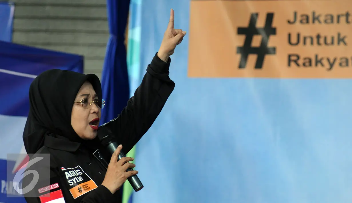 Cawagub DKI Jakarta, Sylviana Murni mengangkat tangan saat diskusi RUU Penghapusan Kekerasan Seksual di Jakarta, Kamis (24/11). Menurut Sylviana ada banyak hambatan dan tantangan bagi korban untuk mendapatkan haknya. (Liputan6.com/Helmi Fithriansyah)