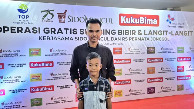 Haris Hidayat bersama sang anak yang akan mendapatkan operasi gratis dari KukuBima Sido Muncul.