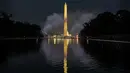 <p>Warga tampak menikmati pesta kembang api untuk menyemarakkan Hari Kemerdeaan Amerika Serikat. (Nathan Howard/Getty Images/AFP)</p>