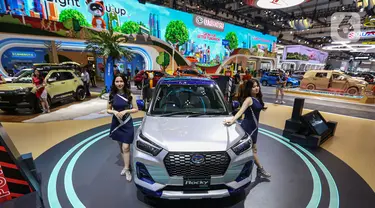 Deretan mobil Daihatsu yang dipamerkan pada ajang Gaikindo Indonesia International Auto Show (GIIAS) 2024 di Indonesia Convention Exhibition (ICE) BSD, Kabupaten Tangerang, Banten, Kamis (18/7/2024). (Liputan6.com/Angga Yuniar)