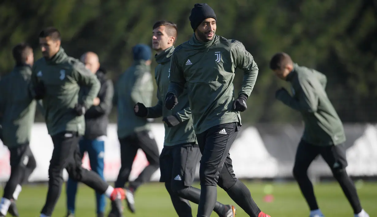 Bek Juventus, Medhi Amine Benatia, Saat mengikuti sesi latihan jelang laga Liga Champions di Training Center Juventus, Minggu (3/12/2017). Juventus akan berhadapan melawan Olympiakos. (AFP/Marco Bertorello)