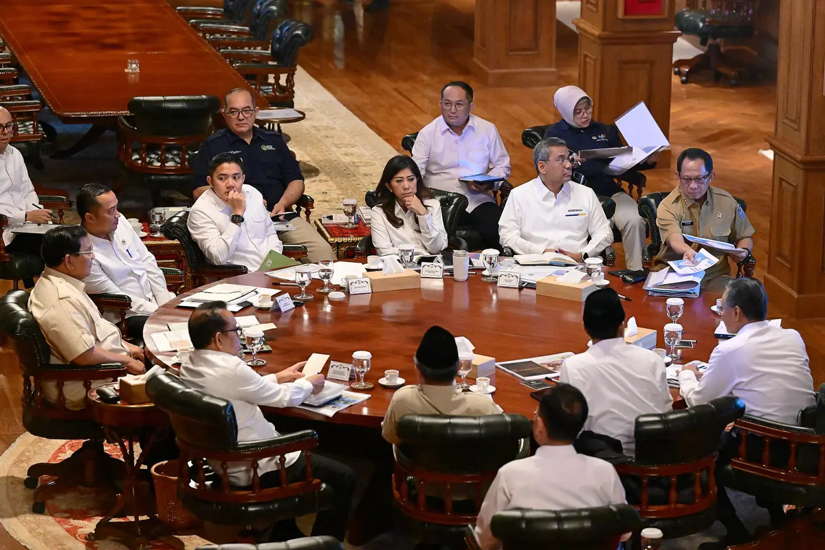 Presiden Prabowo Subianto menggelar rapat bersama sejumlah menteri untuk membahas secara menyeluruh tentang kesiapan penyelenggaraan Sekolah Rakyat pada tahun ajaran 2025–2026