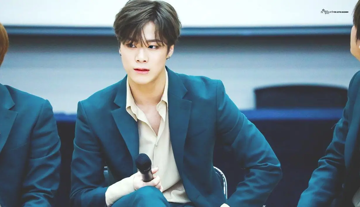 Perpaduan wajah tampan dan dada bidang, Moonbin Astro sanggup membuat kaum hawa meleleh. (Foto: kpopmap.com)