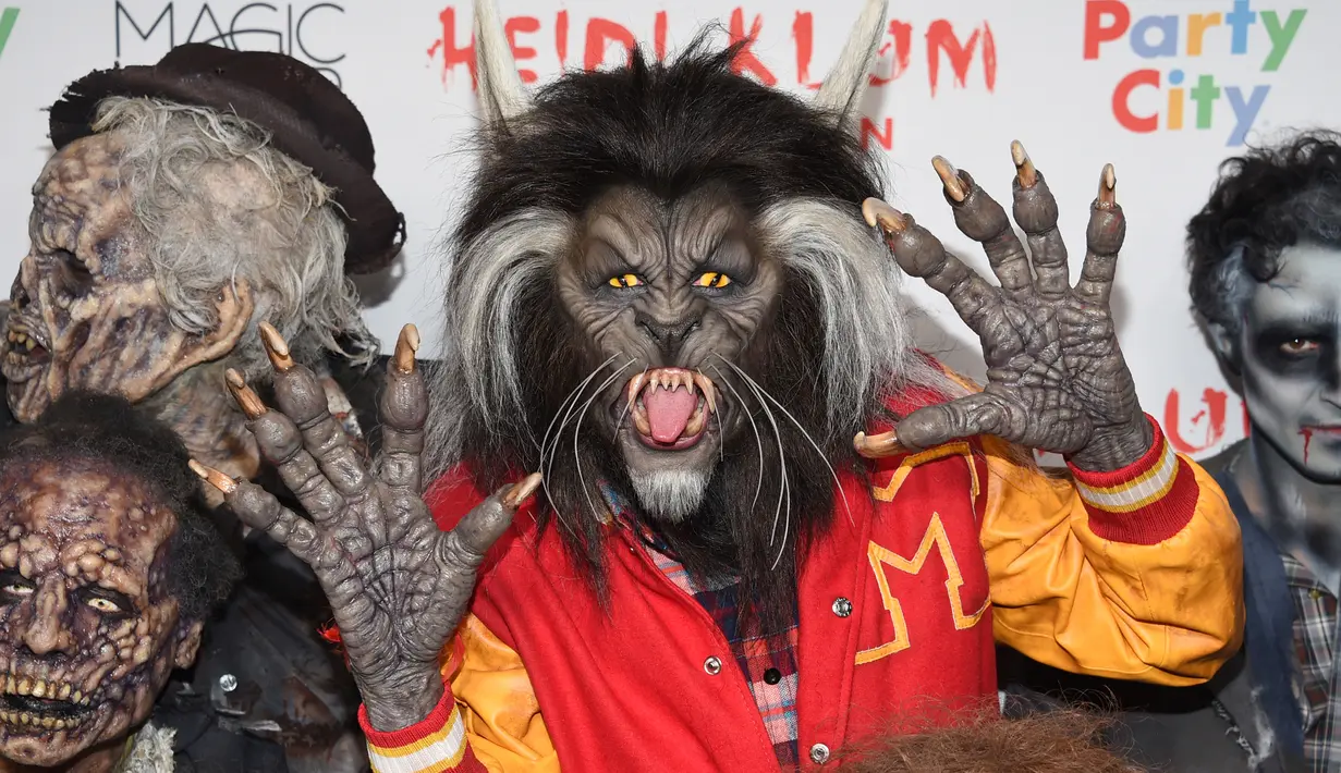 Model asal Jerman, Heidi Klum mengenakan kostum manusia serigala saat menghadiri pesta Halloween di New York, Selasa (31/10). Heidi bahkan sama sekali tak bisa dikenali lewat kostum Halloween-nya tahun ini. (Photo by Evan Agostini/Invision/AP)