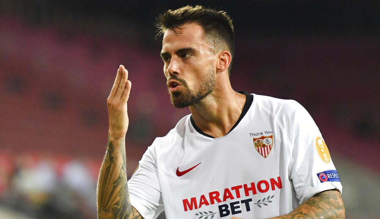 Pemain Sevilla, Suso, melakukan selebrasi usai mencetak gol ke gawang Manchester United pada laga semifinal Liga Europa di Stadion RheinEnergie, Senin (17/8/2020). Sevilla menang 2-1 atas Manchester United. (Marius Becker/dpa via AP)