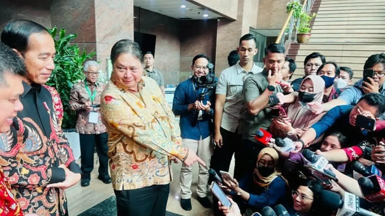 Menteri Keuangan (Menkeu) Sri Mulyani Indrawati membagikan momen bersama Menteri Sekretaris Negara (Mensesneg) Pratikno, yang berpura-pura sebagai wartawan yang hendak doorstop kepada Presiden Joko Widodo.