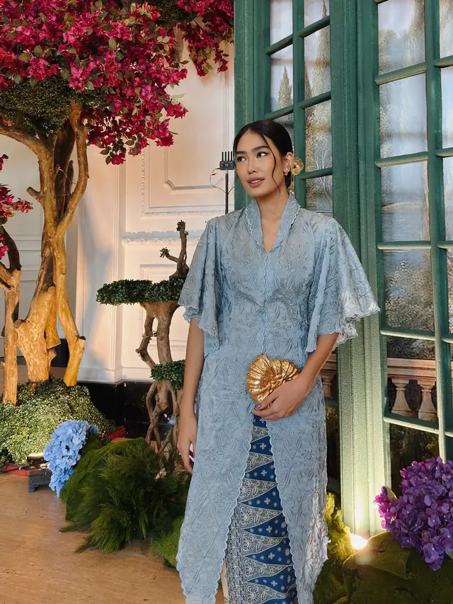 6 Potret Kebaya Brokat Biru Pastel Alika Islamadina di Pernikahan Anak Alya Rohali