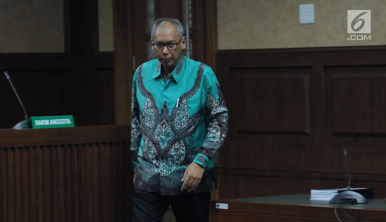 Terdakwa perintangan penyidikan korupsi E-KTP, Bimanesh Sutarjo usai megikuti sidang lanjutan di Pengadilan Tipikor, Jakarta, Jumat (26/5). Sidang mendengar keterangan saksi ahli. (Liputan6.com/Helmi Fithriansyah)