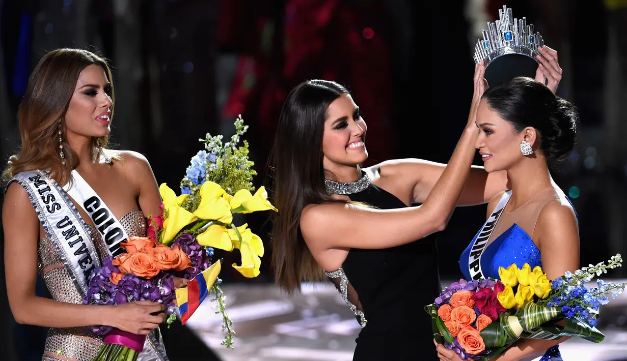 Miss Kolombia, Ariadna Gutierrez menyaksikan Miss Universe 2014 Paulina Vega menyematkan mahkota ke Miss Filipina, Pia Alonzo Wurtzbac yang dinobatkan sebagai Miss Universe 2015 di The AXIS Las Vegas, Minggu (20/12). (Ethan Miller/Getty Images/AFP)
