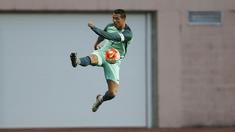 Bintang Portugal, Cristiano Ronaldo  melepaskan tembakan ke gawang Belgia pada laga persahabatan di Stadion Magalhaes Pessoa, Rabu (30/3/2016) dini hari WIB. (REUTERS/Rafael Marchante)