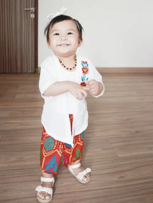 Natusha Alinskie terlihat menggemaskan dengan kebaya kutubaru putih berbordir bunga. Tanpa rok, Natusha makin menggemaskan celana bermotif Batik [@natusha.olivia.alinskie]
