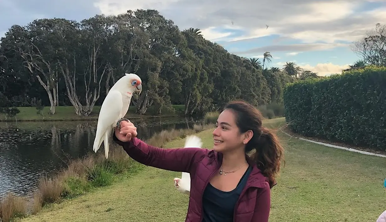 Sydney ibu kota Austaralia dipenuhi banyak tamann dengan hamparan ruput hijau. Salah satu taman yang cukup menarik perhatian Sahila ialah Centennial Park. Ia pun tak takut  bermain bersama burung kakatua. (Liputan6.com/IG/sahilahisyam)
