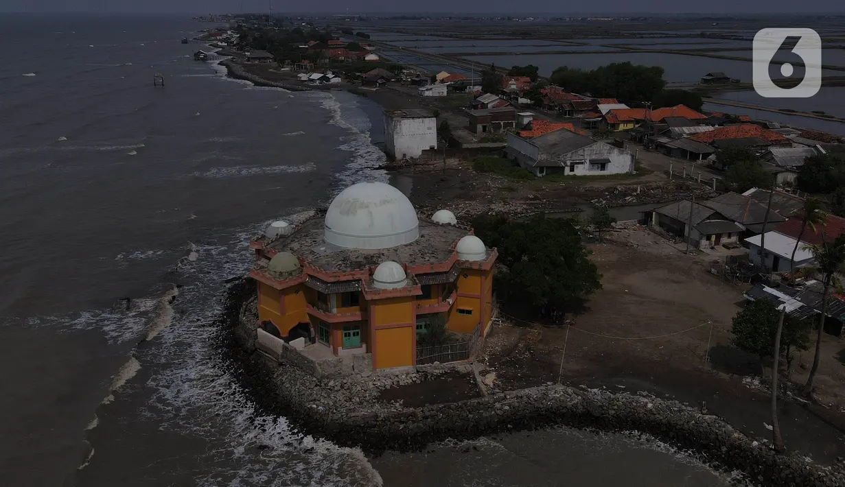 Foto udara menggambarkan suasana kehidupan di pesisir pantai Pisangan, Desa Cemara Jaya, Kecamatan Cibuaya, Kabupaten Karawang, Jawa Barat, Sabtu (27/5/2023). (merdeka.com/Imam Buhori)