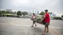 Pedagang yang tinggal di dekat tepi Sungai Yangtze memindahkan barang mereka ke tempat yang lebih aman di Jalan Nanbin, Kota Chongqing, China (18/8/2020). Kota Chongqing dilanda banjir parah. Status tanggap darurat Level I dikeluarkan pada Selasa (18/8) untuk pengendalian banjir. (Xinhua/Huang Wei)