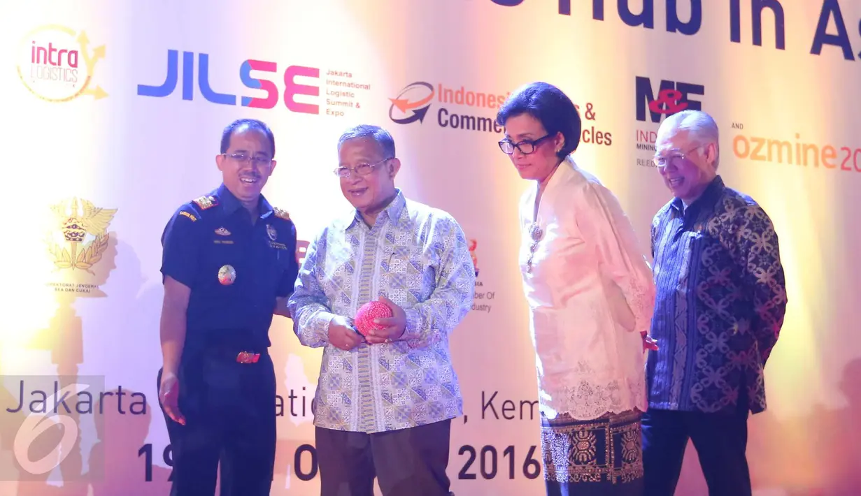 Menko Perekonomian Darmin Nasution didampingi Menkeu Sri Mulyani dan Mendag Enggartiasto Lukita bersiap memukul gong saat pembukaan acara Jakarta International Logistics Summit and Expo (JILSE) 2016 di Jakarta, Rabu (19/10). (Liputan6.com/Angga Yuniar)