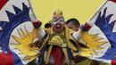 Suporter Kolombia saat mendukung timnya melawan Venezuela pada laga kualifikasi Piala Dunia 2018 di San Cristobal, Venezuela, (31/8/2017). (AP/Fernando Llano)