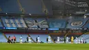 Para pemain mengheningkan cipta satu menit jelang laga Premier League antara Manchester City dan Arsenal di Etihad Stadium, Manchester, Inggris, Rabu (17/6/2020). Manchester City menang dengan skor 3-0. (PETER POWELL/POOL/AFP)