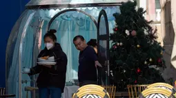 Seorang pekerja membersihkan piring di sebuah restoran di Beijing, China, 27 Desember 2022. Perusahaan menyambut baik keputusan China untuk mengakhiri karantina bagi pelancong dari luar negeri sebagai langkah penting untuk menghidupkan kembali aktivitas bisnis yang merosot, sementara Jepang mengumumkan pembatasan pengunjung saat infeksi melonjak. (AP Photo/Ng Han Guan)