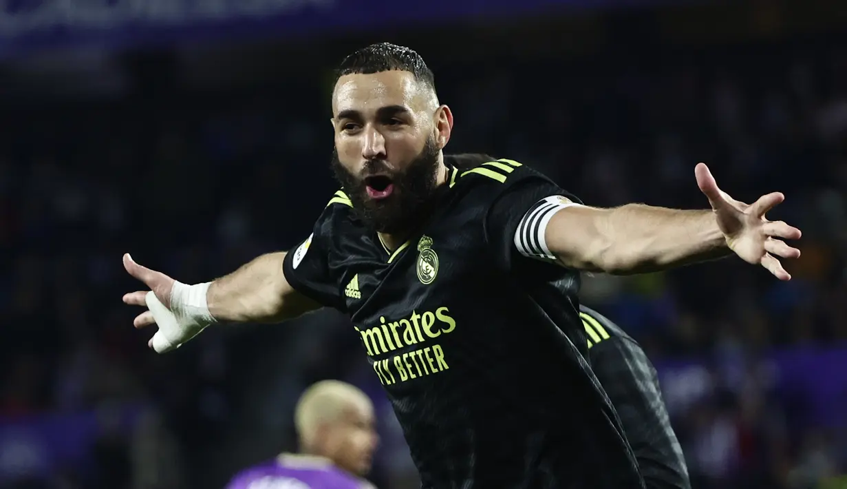 Penyerang Real Madrid Karim Benzema merayakan gol kedua timnya yang dicetak ke gawang  Real Valladolid dalam duel pekan ke-15 La Liga 2022/23 di Stadion Nuevo Jose Zorrilla, Valladolid, Sabtu (31/12/2022) dini hari WIB. Real Madrid harus berjuang keras untuk melewati perlawanan tangguh Real Valladolid. (AP Photo/Pablo Garcia)