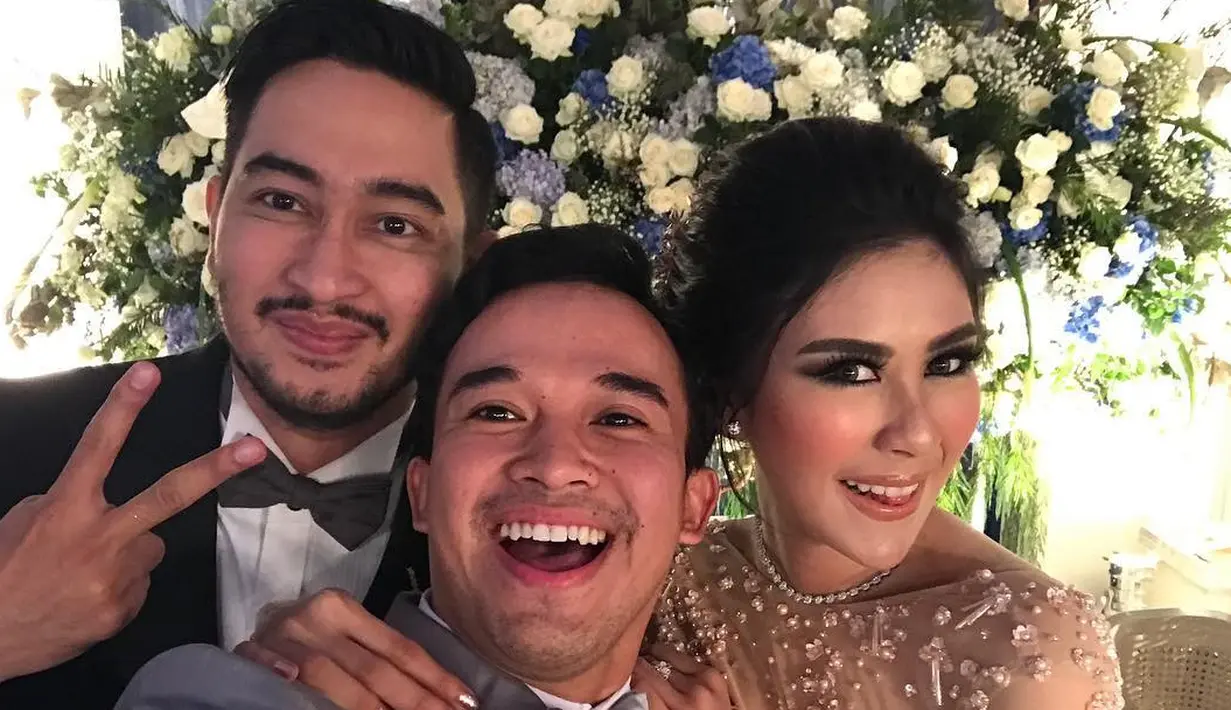 Anwar terlihat begitu bahagia saat hadir di acara pernikahan Syahnaz dan Jeje. Lihat saja wajah mereka bertiga memancarkan keceriaan. (Foto: instagram.com/anwar_bab)