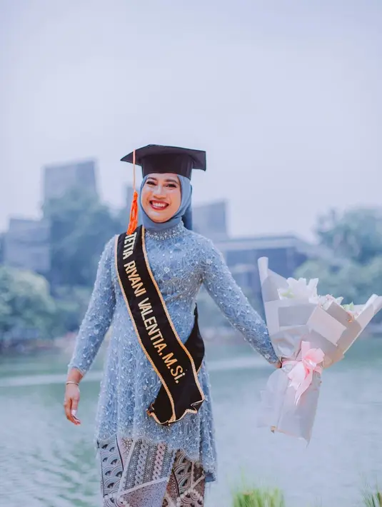 Pemeran Kosasih dalam film Cinta Brontosaurus itu juga salut dengan perjuangan sang istri disela-sela kesibukannya sebagai istri, wanita karir dan kuliah. [Instagram/solehsolihun]