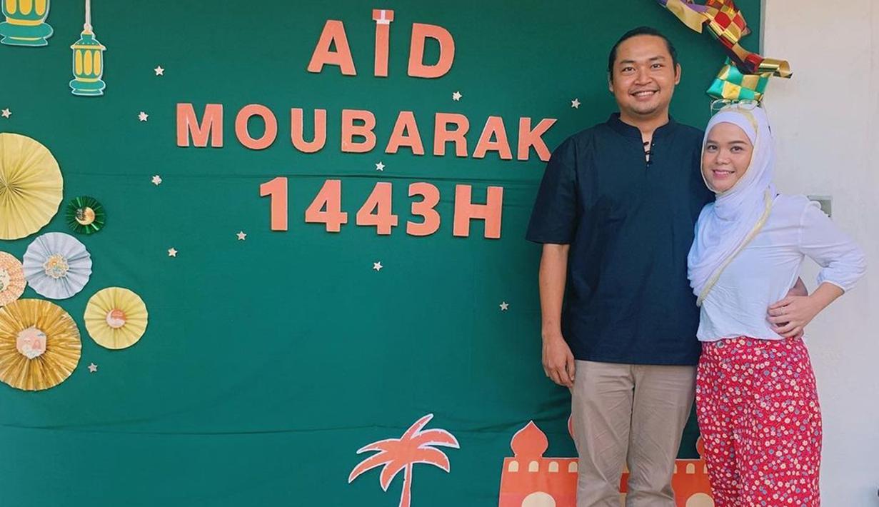 Sinta dan suami telah menikah kurang lebih sekitar tahun 2013 lalu. Setelah menikah, Sinta menetap di New Caledonia, Prancis bersama suaminya. Pada momen lebaran tahun 2022 kemarin, Sinta dan suami tak bisa mudik ke Indonesia. Mereka pun merayakan lebaran di Prancis dengan sederhana. (Liputan6.com/IG/@sisisinta)