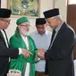 Bakal Calon Presiden PDIP Ganjar Pranowo didoakan oleh Syekh Muhammad Fadhil Jailani. (Tim Media Ganjar)