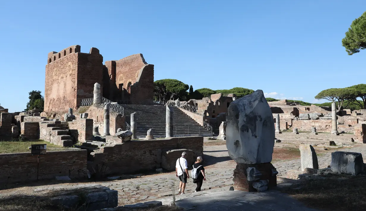 Orang-orang mengunjungi Taman Arkeologi Ostia Antica di Roma, Italia, 19 Agustus 2020. Ostia Antica merupakan situs arkeologi besar dari abad ke-4 SM yang berada dekat kota modern Ostia. (Xinhua/Cheng Tingting)
