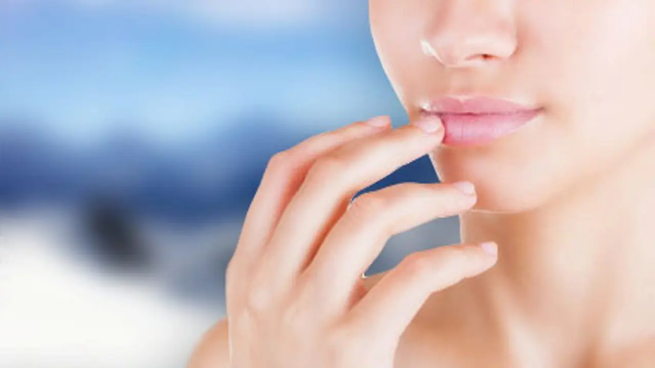 Minyak kelapa sebelum tidur bisa mencerahkan bibir jika rutin digunakan. 