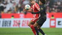 Gelandang Bayern Munchen, Aleksandar Pavlovic (kiri), dan gelandang Augsburg, Han-Noah Massengo, berebut bola dalam pertandingan Bundesliga Jerman di Munich, pada 24 Januari 2026. (Alexandra Beier/AFP)